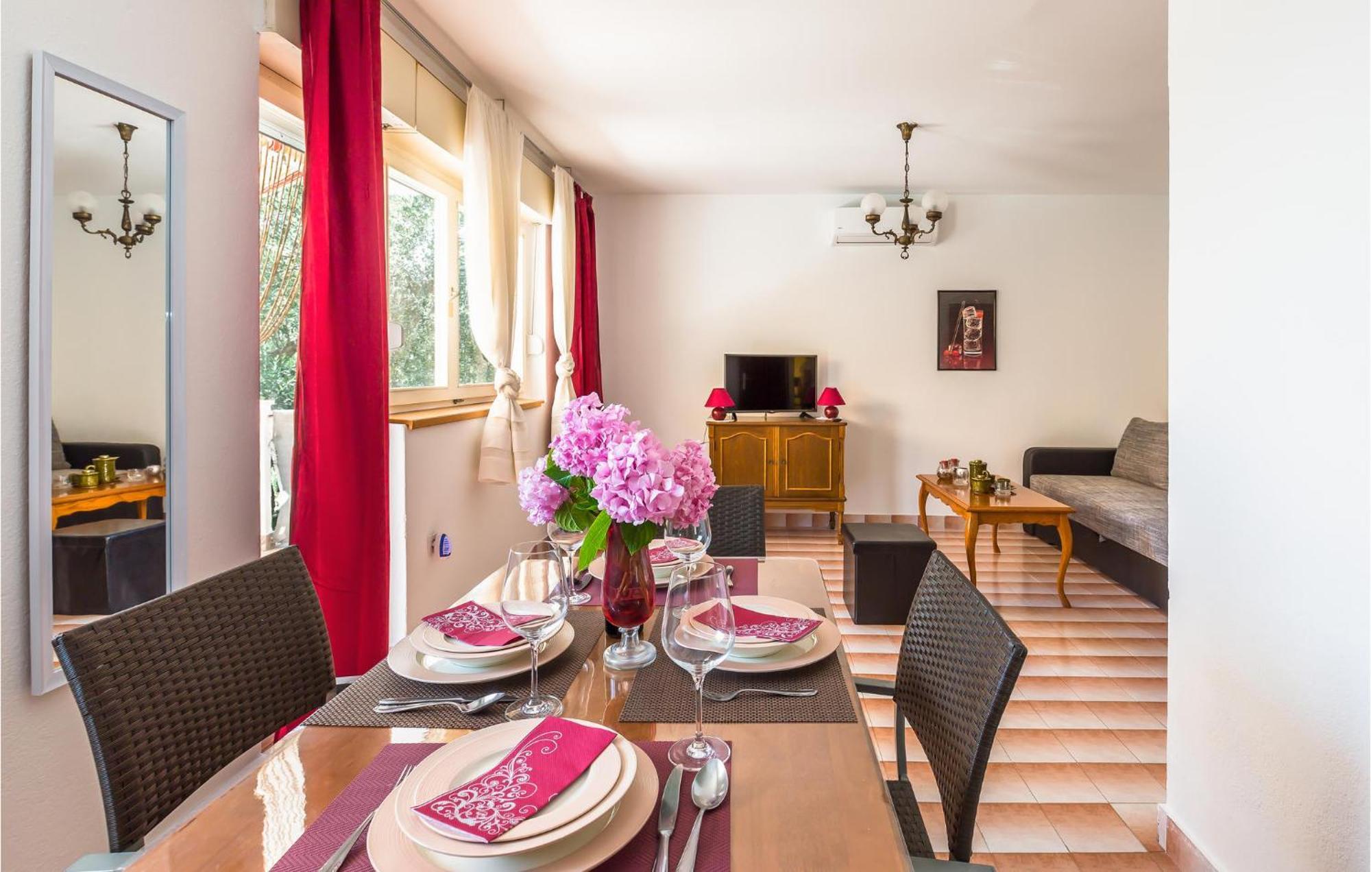 Nice Apartment In Tucepi With Wifi Екстериор снимка